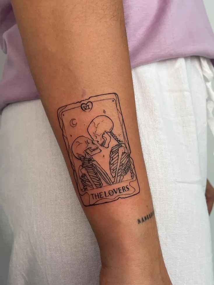 Tatuaje fine line de la carta del tarot The Lovers en el antebrazo