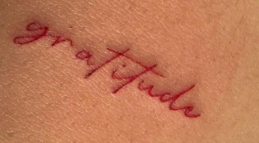 Lettering en rojo sobre el brazo