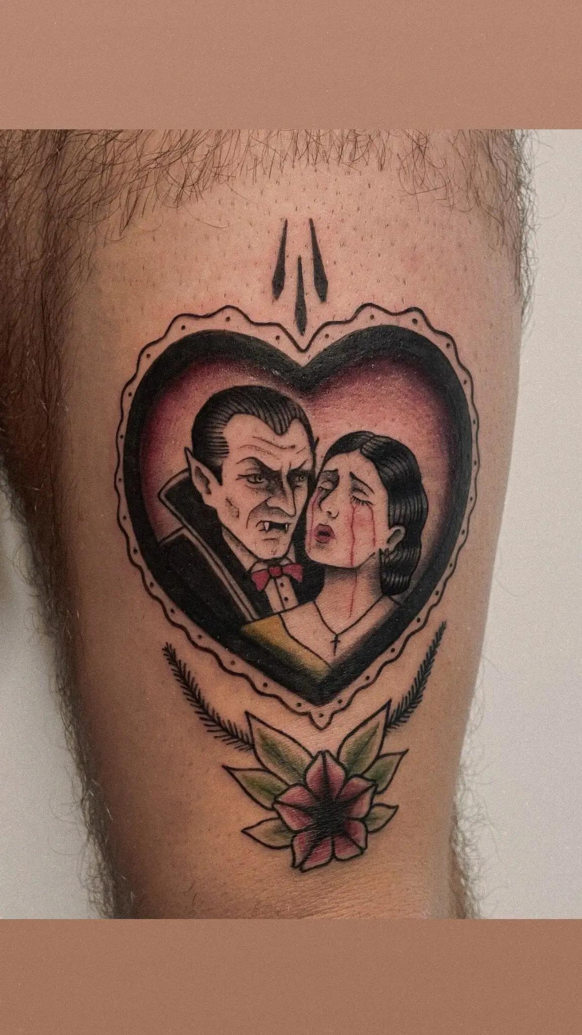 Tatuaje tradicional de Drácula y su novia dentro de un corazón