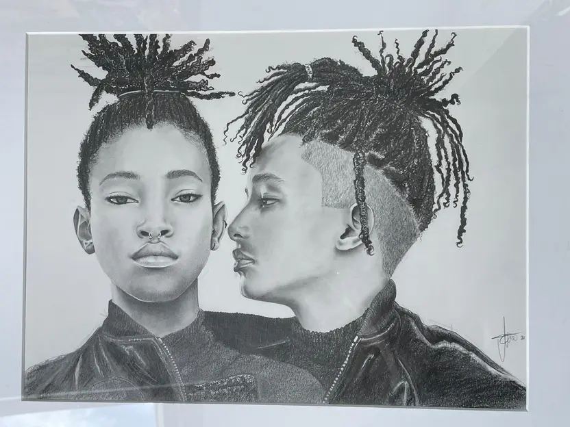 Retrato a lápiz de dos personas con rastas mirándose de frente