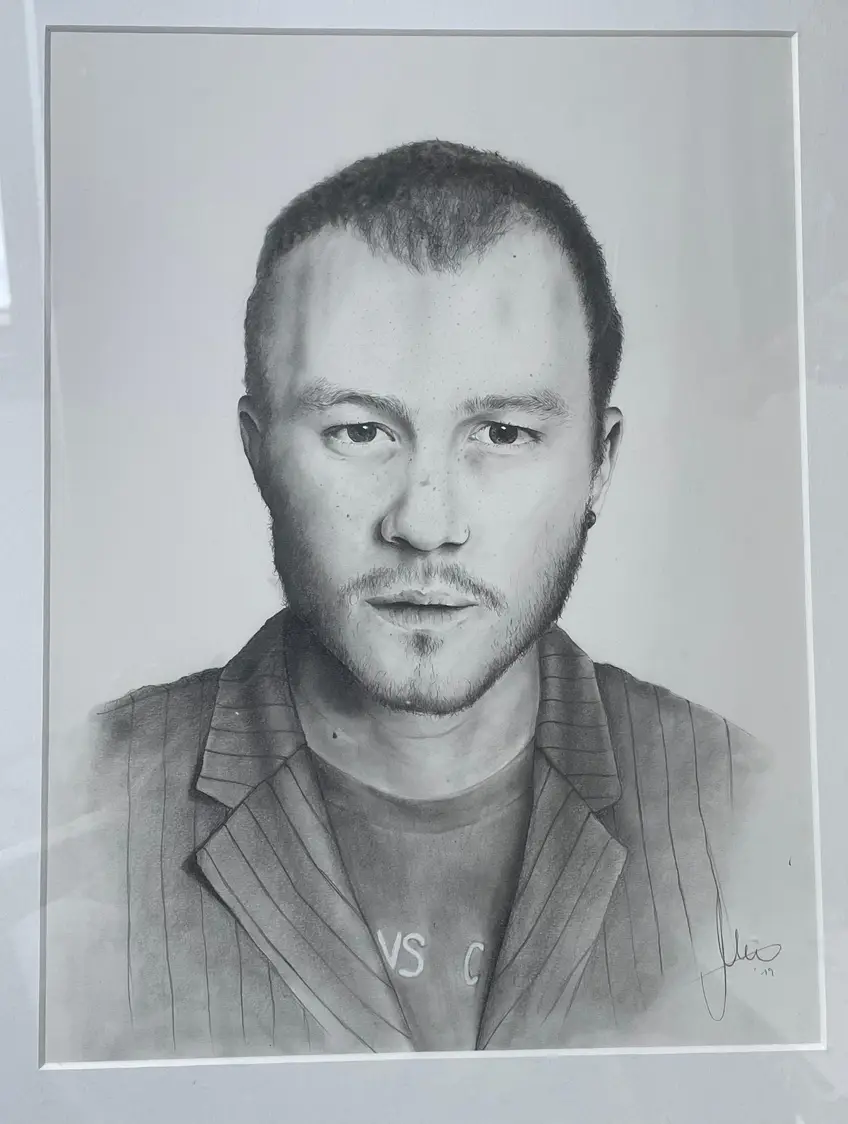 Retrato a lápiz enmarcado